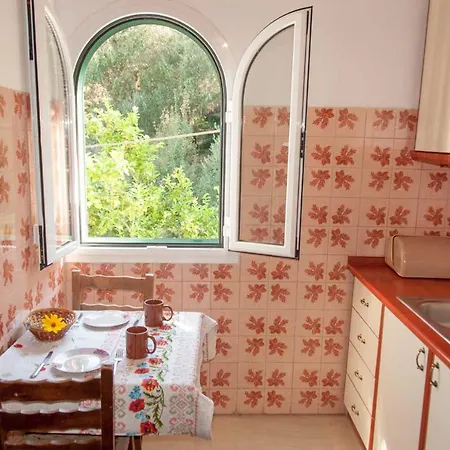 Papoulas Apartament *